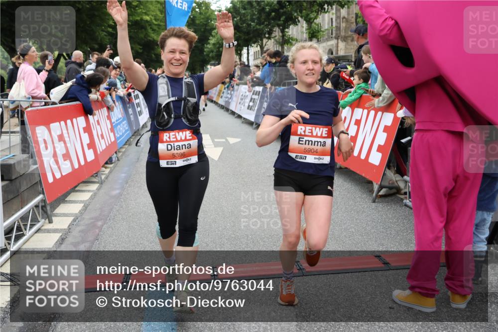 14.06.2026 - REWE Women's Run Strokosch-Dieckow http://msf.ph/oto/9763044 14.06.2026 10:57:44 Ziel 5202, 5255, 5280, 5381, 5396, 5712, 5778, 5904, 5905, 5924 meine-sportfotos.de