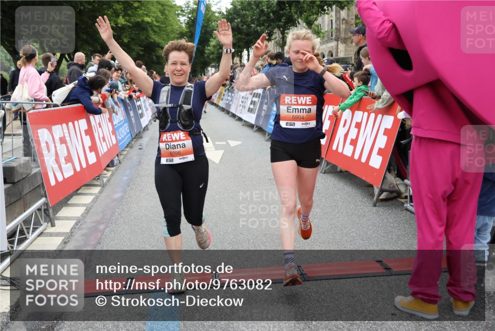 14.06.2026 - REWE Women's Run Strokosch-Dieckow http://msf.ph/oto/9763082 14.06.2026 10:57:43 Ziel 5202, 5255, 5280, 5381, 5396, 5712, 5778, 5904, 5905, 5924 meine-sportfotos.de