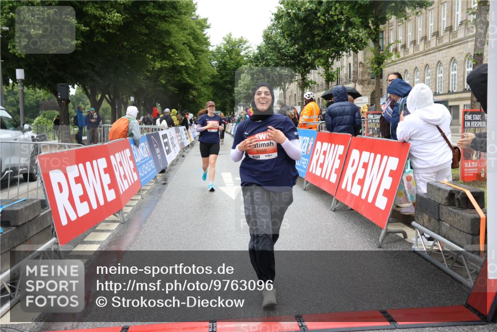 14.06.2026 - REWE Women's Run Strokosch-Dieckow http://msf.ph/oto/9763096 14.06.2026 11:12:14 Ziel 5159, 5215, 5400, 5401, 5602, 5922 meine-sportfotos.de