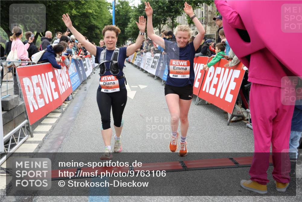 14.06.2026 - REWE Women's Run Strokosch-Dieckow http://msf.ph/oto/9763106 14.06.2026 10:57:43 Ziel 5202, 5255, 5280, 5381, 5396, 5712, 5778, 5904, 5905, 5924 meine-sportfotos.de