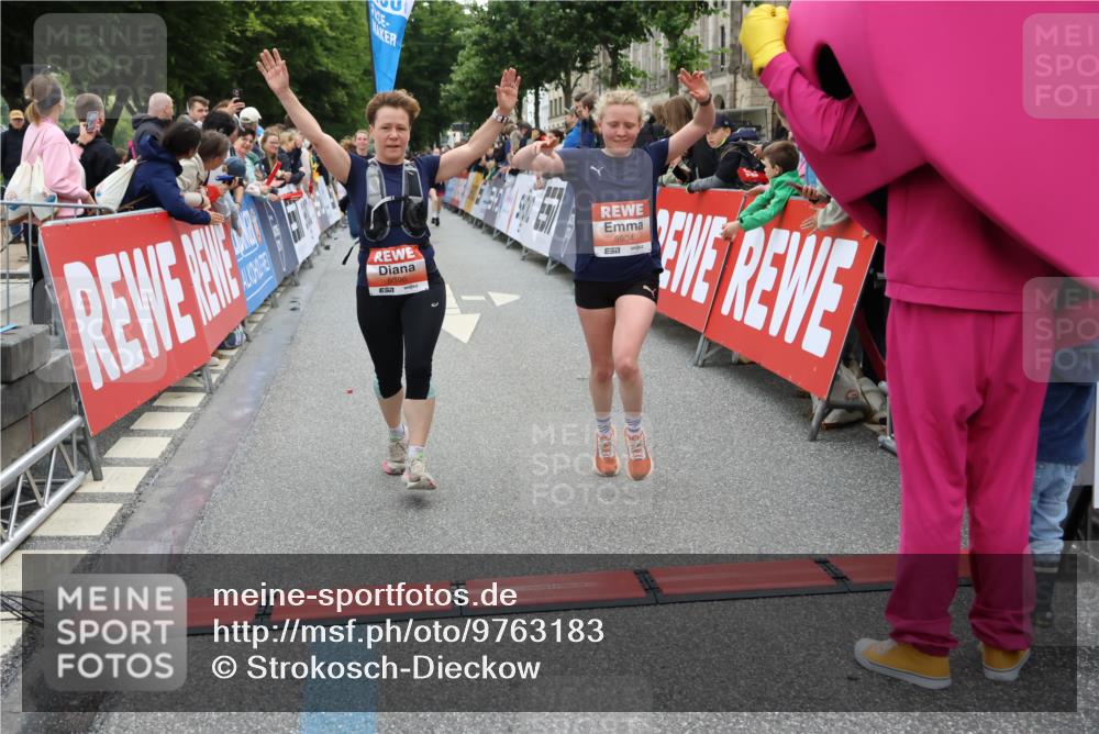 14.06.2026 - REWE Women's Run Strokosch-Dieckow http://msf.ph/oto/9763183 14.06.2026 10:57:43 Ziel 5202, 5255, 5280, 5381, 5396, 5712, 5778, 5904, 5905, 5924 meine-sportfotos.de