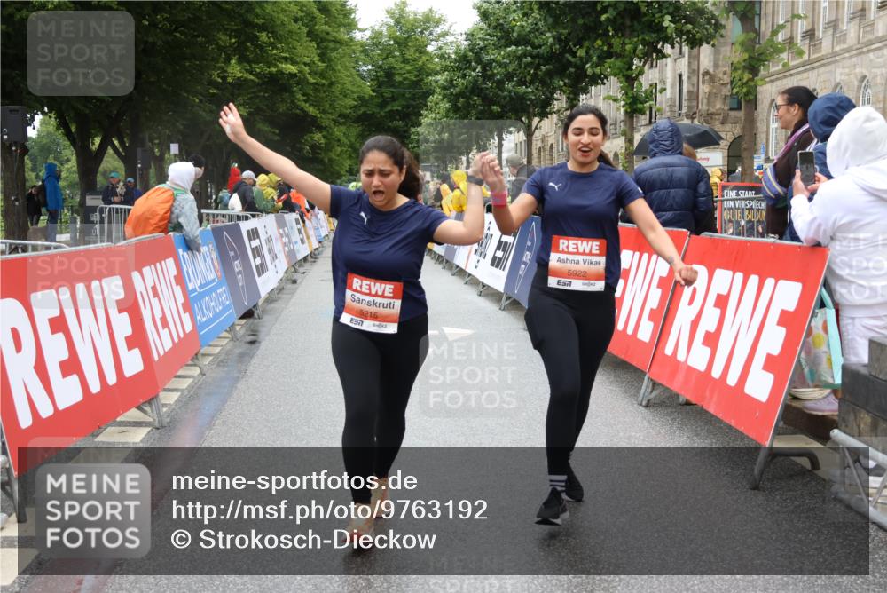 14.06.2026 - REWE Women's Run Strokosch-Dieckow http://msf.ph/oto/9763192 14.06.2026 11:12:10 Ziel 5159, 5215, 5265, 5362, 5400, 5401, 5922 meine-sportfotos.de