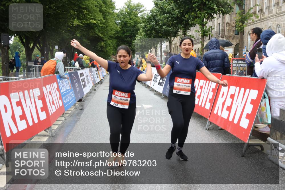 14.06.2026 - REWE Women's Run Strokosch-Dieckow http://msf.ph/oto/9763203 14.06.2026 11:12:10 Ziel 5159, 5215, 5265, 5362, 5400, 5401, 5922 meine-sportfotos.de