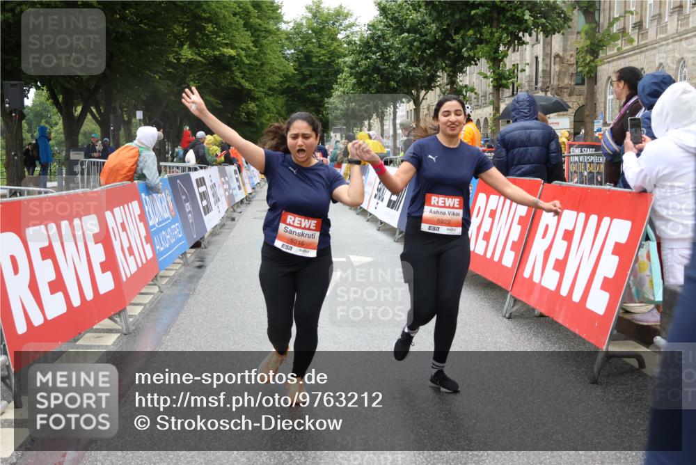 14.06.2026 - REWE Women's Run Strokosch-Dieckow http://msf.ph/oto/9763212 14.06.2026 11:12:10 Ziel 5159, 5215, 5265, 5362, 5400, 5401, 5922 meine-sportfotos.de