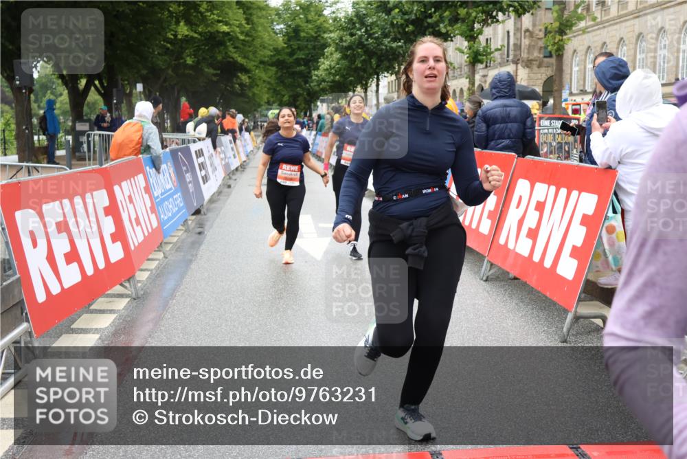 14.06.2026 - REWE Women's Run Strokosch-Dieckow http://msf.ph/oto/9763231 14.06.2026 11:12:09 Ziel 5215, 5265, 5362, 5400, 5401, 5730, 5922 meine-sportfotos.de