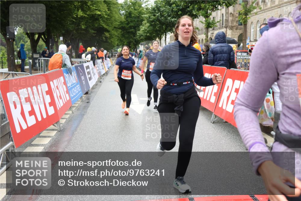 14.06.2026 - REWE Women's Run Strokosch-Dieckow http://msf.ph/oto/9763241 14.06.2026 11:12:09 Ziel 5215, 5265, 5362, 5400, 5401, 5730, 5922 meine-sportfotos.de