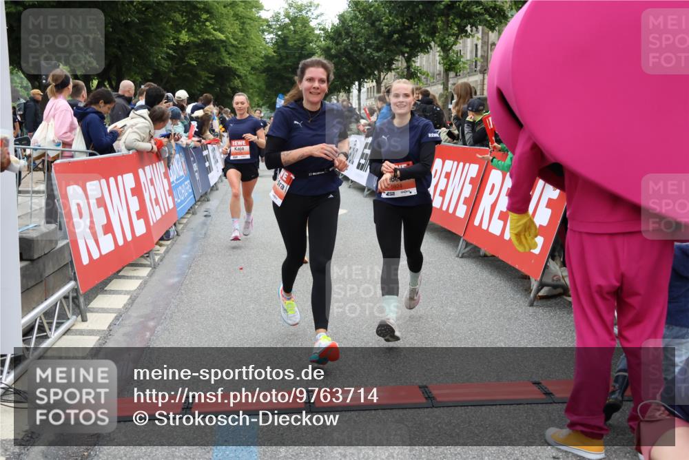 14.06.2026 - REWE Women's Run Strokosch-Dieckow http://msf.ph/oto/9763714 14.06.2026 10:57:36 Ziel 5202, 5228, 5255, 5381, 5499, 5712, 5778, 5806, 5924 meine-sportfotos.de