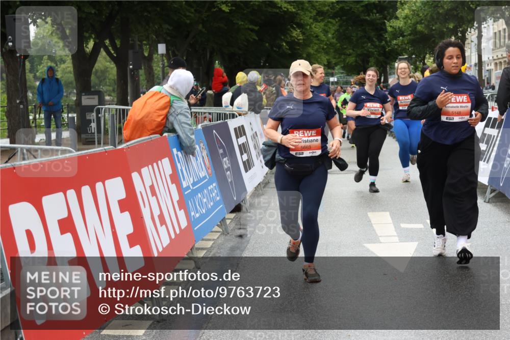 14.06.2026 - REWE Women's Run Strokosch-Dieckow http://msf.ph/oto/9763723 14.06.2026 11:11:51 Ziel 5148, 5162, 5663 meine-sportfotos.de