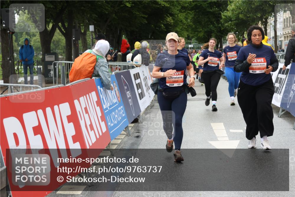 14.06.2026 - REWE Women's Run Strokosch-Dieckow http://msf.ph/oto/9763737 14.06.2026 11:11:51 Ziel 5148, 5162, 5663 meine-sportfotos.de