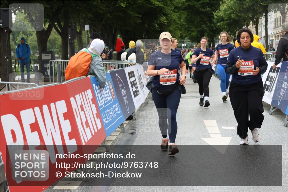 14.06.2026 - REWE Women's Run Strokosch-Dieckow http://msf.ph/oto/9763748 14.06.2026 11:11:51 Ziel 5148, 5162, 5663 meine-sportfotos.de