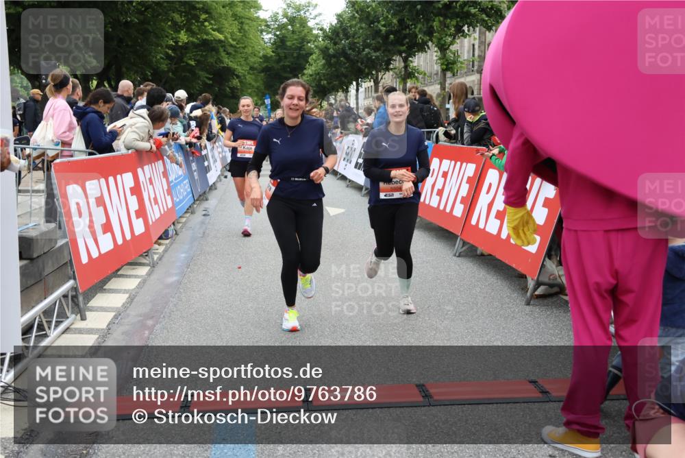 14.06.2026 - REWE Women's Run Strokosch-Dieckow http://msf.ph/oto/9763786 14.06.2026 10:57:36 Ziel 5202, 5228, 5255, 5381, 5499, 5712, 5778, 5806, 5924 meine-sportfotos.de