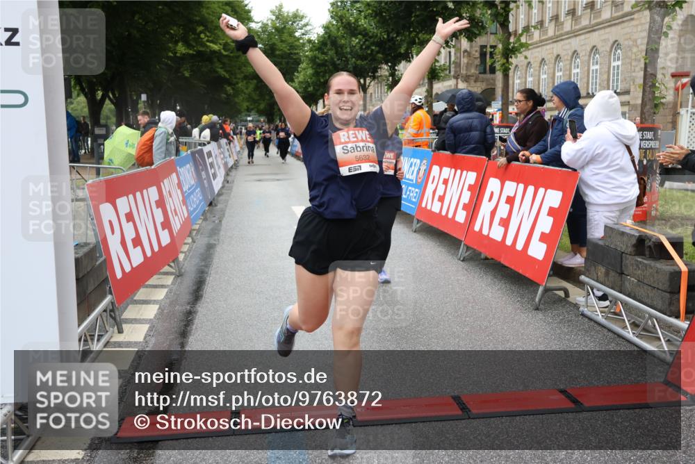 14.06.2026 - REWE Women's Run Strokosch-Dieckow http://msf.ph/oto/9763872 14.06.2026 11:11:42 Ziel 5040, 5042, 5043, 5162, 5632 meine-sportfotos.de