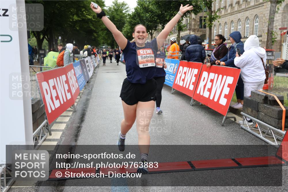14.06.2026 - REWE Women's Run Strokosch-Dieckow http://msf.ph/oto/9763883 14.06.2026 11:11:42 Ziel 5040, 5042, 5043, 5162, 5632 meine-sportfotos.de