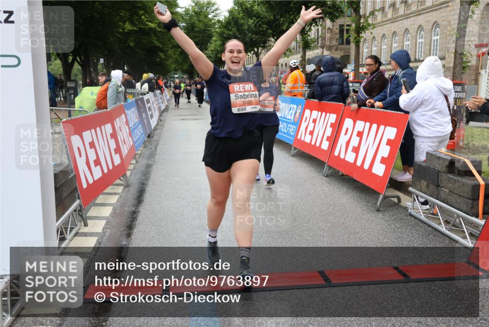14.06.2026 - REWE Women's Run Strokosch-Dieckow http://msf.ph/oto/9763897 14.06.2026 11:11:42 Ziel 5040, 5042, 5043, 5162, 5632 meine-sportfotos.de