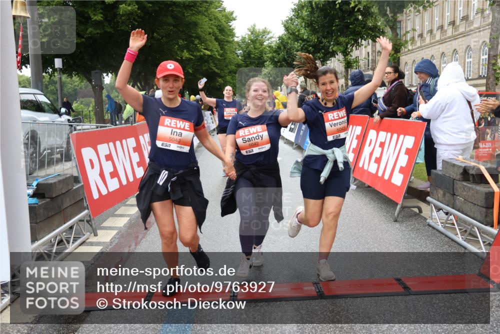 14.06.2026 - REWE Women's Run Strokosch-Dieckow http://msf.ph/oto/9763927 14.06.2026 11:11:39 Ziel 5040, 5042, 5043, 5162, 5165, 5267, 5323, 5342, 5632, 5708, 5717, 6022, 6068 meine-sportfotos.de