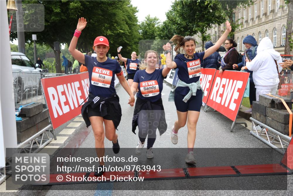 14.06.2026 - REWE Women's Run Strokosch-Dieckow http://msf.ph/oto/9763943 14.06.2026 11:11:39 Ziel 5040, 5042, 5043, 5162, 5165, 5267, 5323, 5342, 5632, 5708, 5717, 6022, 6068 meine-sportfotos.de