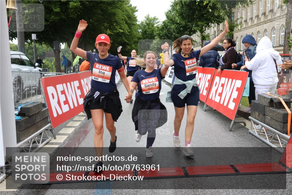 14.06.2026 - REWE Women's Run Strokosch-Dieckow http://msf.ph/oto/9763961 14.06.2026 11:11:39 Ziel 5040, 5042, 5043, 5162, 5165, 5267, 5323, 5342, 5632, 5708, 5717, 6022, 6068 meine-sportfotos.de