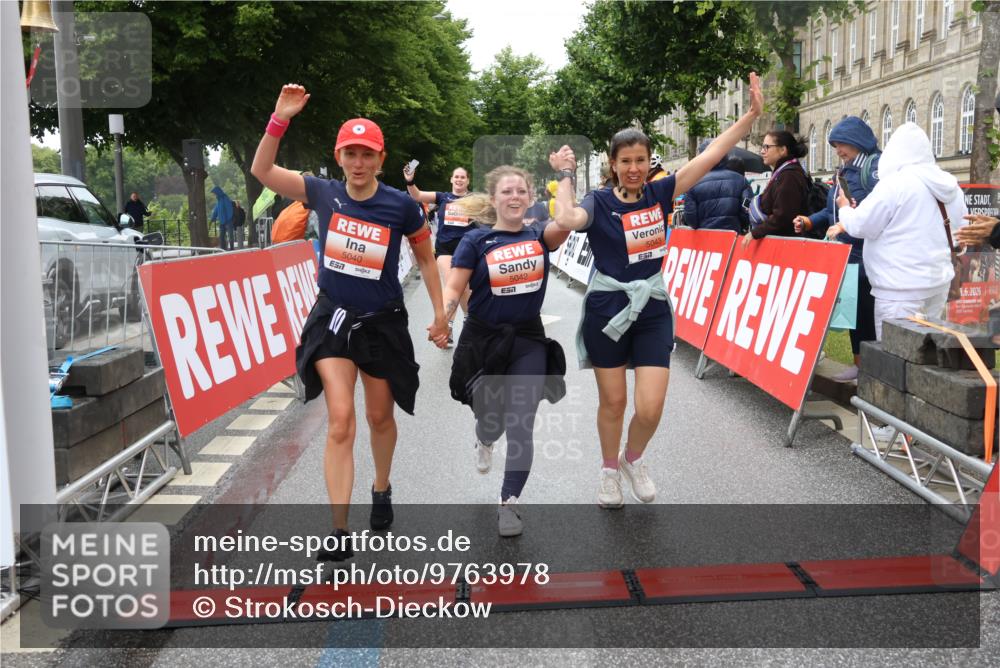 14.06.2026 - REWE Women's Run Strokosch-Dieckow http://msf.ph/oto/9763978 14.06.2026 11:11:39 Ziel 5040, 5042, 5043, 5162, 5165, 5267, 5323, 5342, 5632, 5708, 5717, 6022, 6068 meine-sportfotos.de