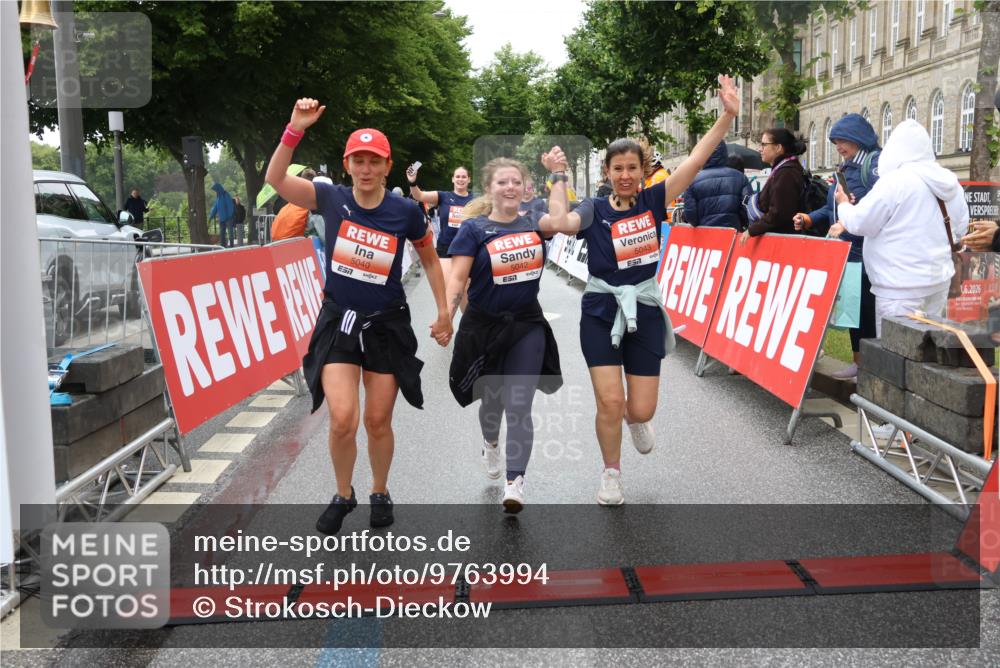 14.06.2026 - REWE Women's Run Strokosch-Dieckow http://msf.ph/oto/9763994 14.06.2026 11:11:39 Ziel 5040, 5042, 5043, 5162, 5165, 5267, 5323, 5342, 5632, 5708, 5717, 6022, 6068 meine-sportfotos.de