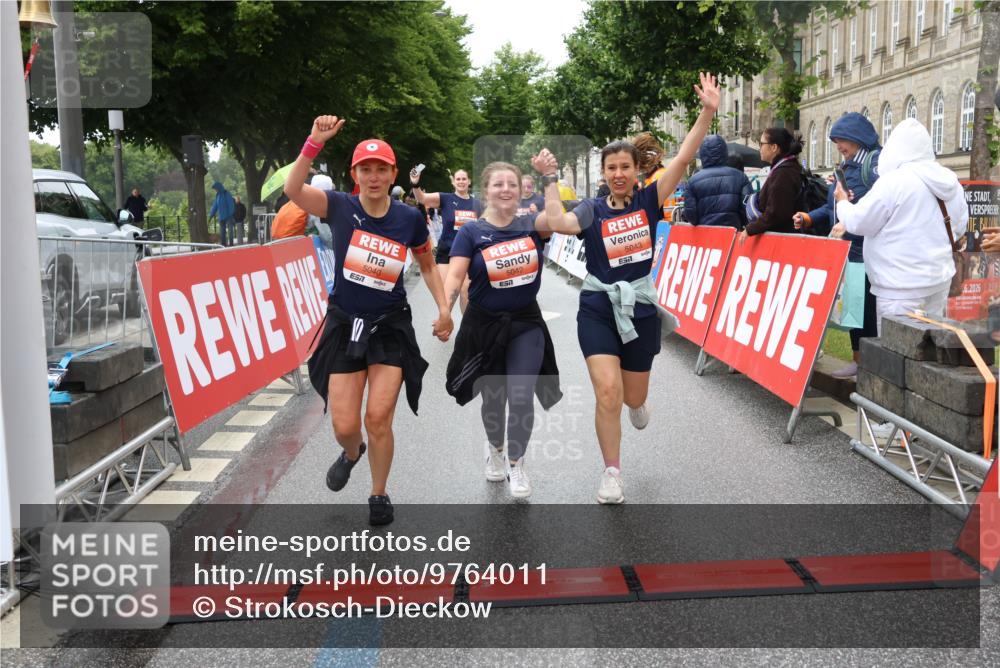 14.06.2026 - REWE Women's Run Strokosch-Dieckow http://msf.ph/oto/9764011 14.06.2026 11:11:39 Ziel 5040, 5042, 5043, 5162, 5165, 5267, 5323, 5342, 5632, 5708, 5717, 6022, 6068 meine-sportfotos.de