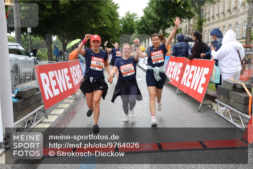 14.06.2026 - REWE Women's Run Strokosch-Dieckow http://msf.ph/oto/9764026 14.06.2026 11:11:39 Ziel 5040, 5042, 5043, 5162, 5165, 5267, 5323, 5342, 5632, 5708, 5717, 6022, 6068 meine-sportfotos.de