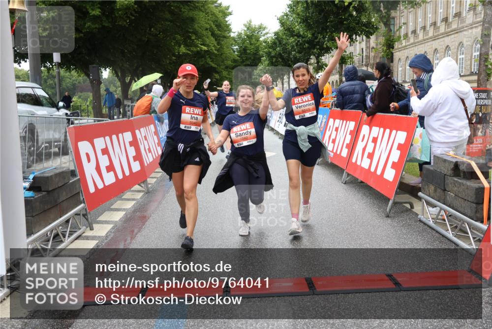 14.06.2026 - REWE Women's Run Strokosch-Dieckow http://msf.ph/oto/9764041 14.06.2026 11:11:39 Ziel 5040, 5042, 5043, 5162, 5165, 5267, 5323, 5342, 5632, 5708, 5717, 6022, 6068 meine-sportfotos.de