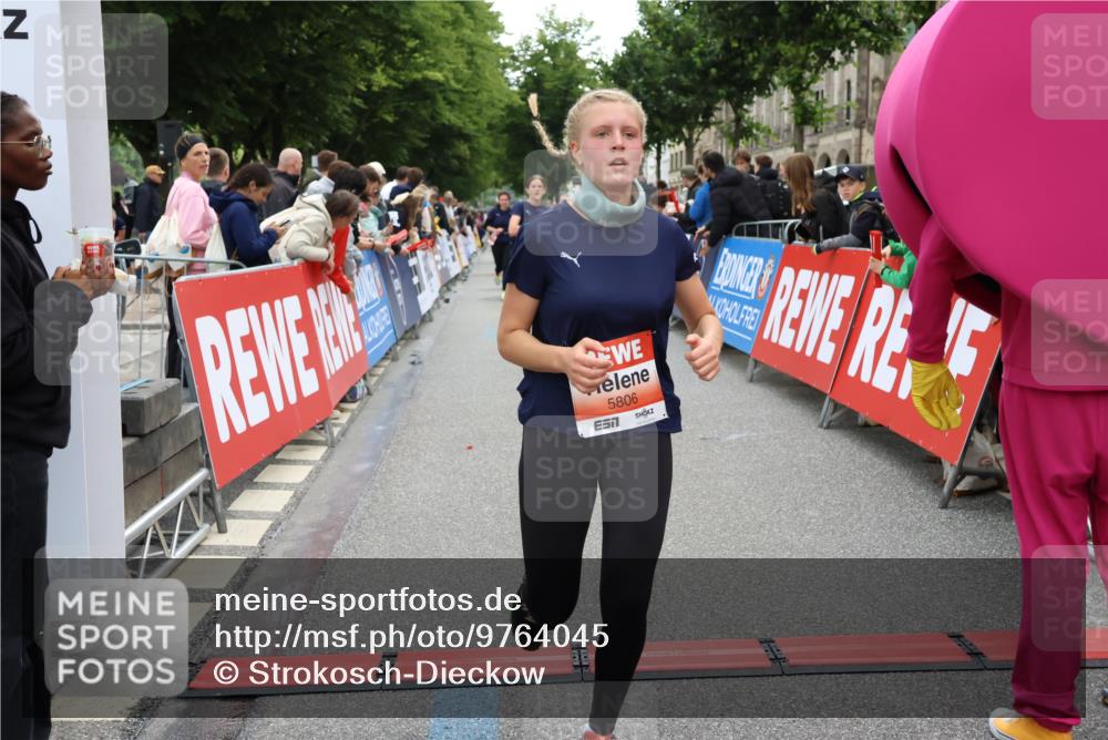 14.06.2026 - REWE Women's Run Strokosch-Dieckow http://msf.ph/oto/9764045 14.06.2026 10:57:31 Ziel 5006, 5228, 5499, 5753, 5806, 5913, 5933 meine-sportfotos.de