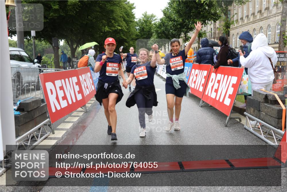 14.06.2026 - REWE Women's Run Strokosch-Dieckow http://msf.ph/oto/9764055 14.06.2026 11:11:39 Ziel 5040, 5042, 5043, 5162, 5165, 5267, 5323, 5342, 5632, 5708, 5717, 6022, 6068 meine-sportfotos.de