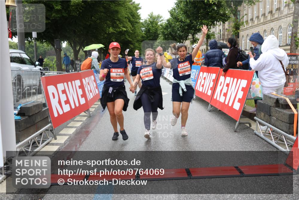 14.06.2026 - REWE Women's Run Strokosch-Dieckow http://msf.ph/oto/9764069 14.06.2026 11:11:39 Ziel 5040, 5042, 5043, 5162, 5165, 5267, 5323, 5342, 5632, 5708, 5717, 6022, 6068 meine-sportfotos.de