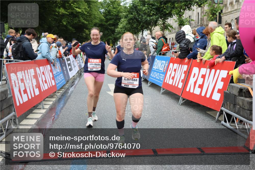 14.06.2026 - REWE Women's Run Strokosch-Dieckow http://msf.ph/oto/9764070 14.06.2026 09:51:09 Ziel 10039, 10091, 10312, 10618, 10666, 11003 meine-sportfotos.de