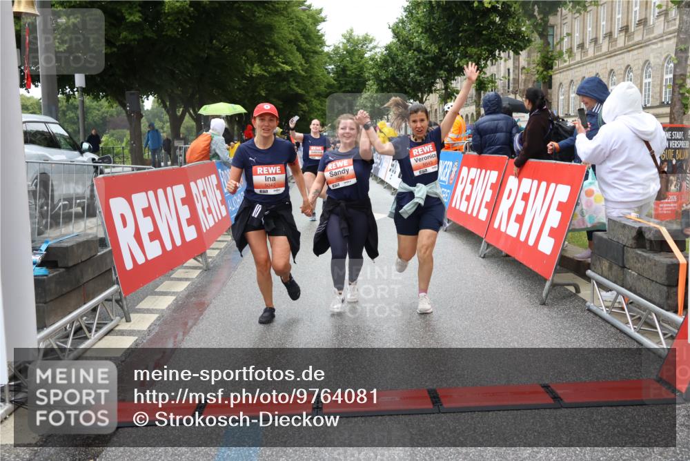 14.06.2026 - REWE Women's Run Strokosch-Dieckow http://msf.ph/oto/9764081 14.06.2026 11:11:39 Ziel 5040, 5042, 5043, 5162, 5165, 5267, 5323, 5342, 5632, 5708, 5717, 6022, 6068 meine-sportfotos.de