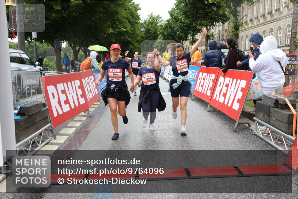14.06.2026 - REWE Women's Run Strokosch-Dieckow http://msf.ph/oto/9764096 14.06.2026 11:11:39 Ziel 5040, 5042, 5043, 5162, 5165, 5267, 5323, 5342, 5632, 5708, 5717, 6022, 6068 meine-sportfotos.de