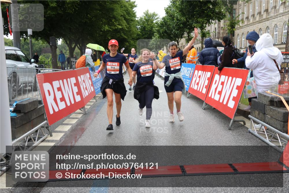 14.06.2026 - REWE Women's Run Strokosch-Dieckow http://msf.ph/oto/9764121 14.06.2026 11:11:38 Ziel 5040, 5042, 5043, 5165, 5267, 5323, 5324, 5342, 5632, 5708, 5717, 6022, 6068 meine-sportfotos.de