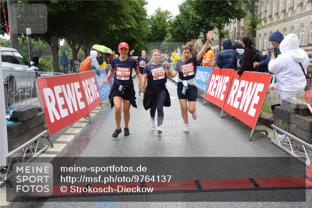 14.06.2026 - REWE Women's Run Strokosch-Dieckow http://msf.ph/oto/9764137 14.06.2026 11:11:38 Ziel 5040, 5042, 5043, 5165, 5267, 5323, 5324, 5342, 5632, 5708, 5717, 6022, 6068 meine-sportfotos.de