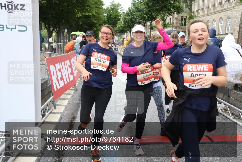 14.06.2026 - REWE Women's Run Strokosch-Dieckow http://msf.ph/oto/9764182 14.06.2026 11:11:32 Ziel 5165, 5267, 5323, 5324, 5342, 5348, 5708, 5717, 6022, 6068 meine-sportfotos.de