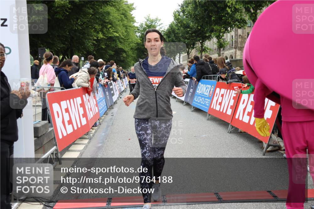 14.06.2026 - REWE Women's Run Strokosch-Dieckow http://msf.ph/oto/9764188 14.06.2026 10:57:28 Ziel 5006, 5228, 5333, 5753, 5806, 5913, 5933 meine-sportfotos.de