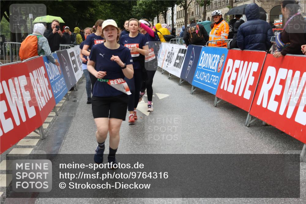 14.06.2026 - REWE Women's Run Strokosch-Dieckow http://msf.ph/oto/9764316 14.06.2026 11:11:29 Ziel 5136, 5165, 5267, 5323, 5324, 5342, 5348, 5708, 5717, 6022, 6068 meine-sportfotos.de