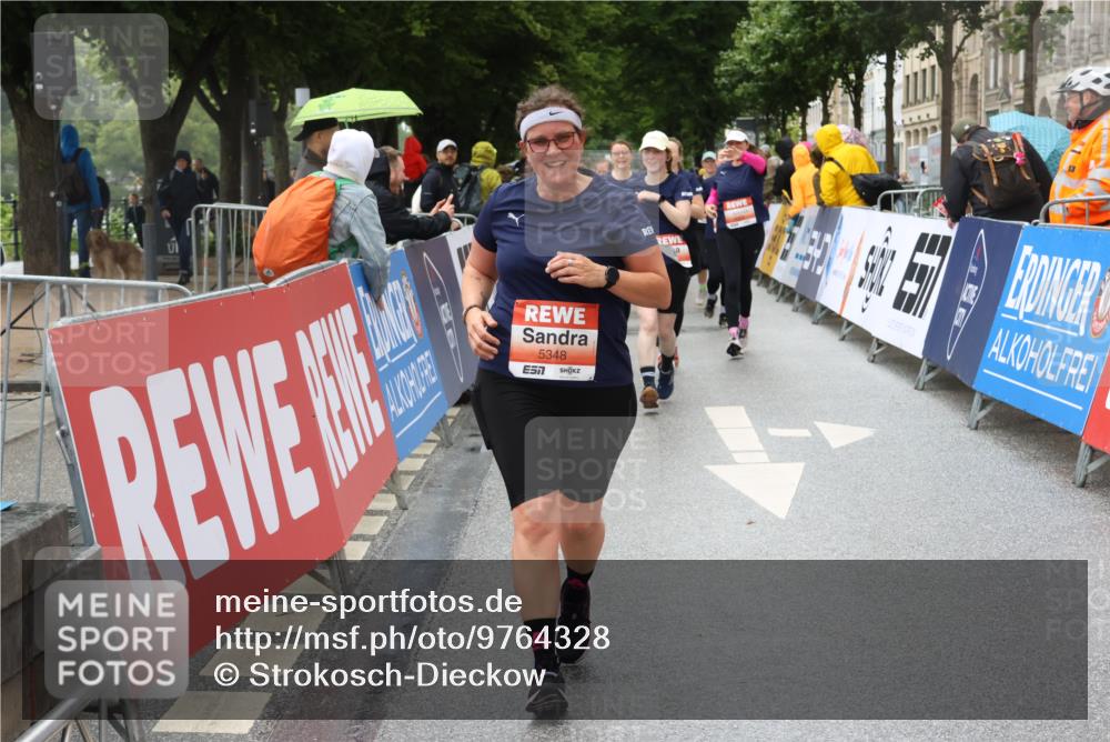 14.06.2026 - REWE Women's Run Strokosch-Dieckow http://msf.ph/oto/9764328 14.06.2026 11:11:25 Ziel 5136, 5275, 5348 meine-sportfotos.de