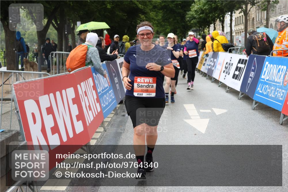 14.06.2026 - REWE Women's Run Strokosch-Dieckow http://msf.ph/oto/9764340 14.06.2026 11:11:25 Ziel 5136, 5275, 5348 meine-sportfotos.de