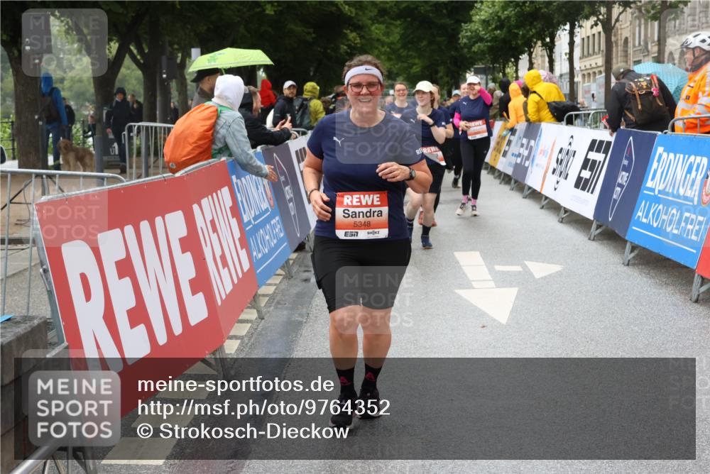 14.06.2026 - REWE Women's Run Strokosch-Dieckow http://msf.ph/oto/9764352 14.06.2026 11:11:25 Ziel 5136, 5275, 5348 meine-sportfotos.de