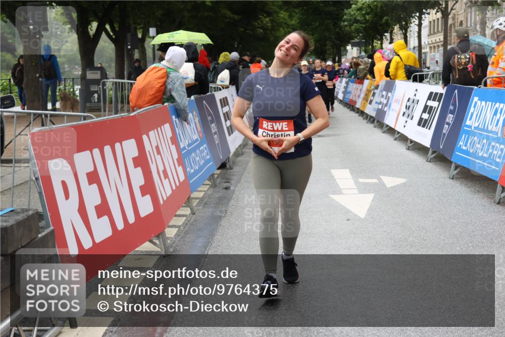 14.06.2026 - REWE Women's Run Strokosch-Dieckow http://msf.ph/oto/9764375 14.06.2026 11:11:20 Ziel 5136, 5275, 5575, 5617, 6027 meine-sportfotos.de