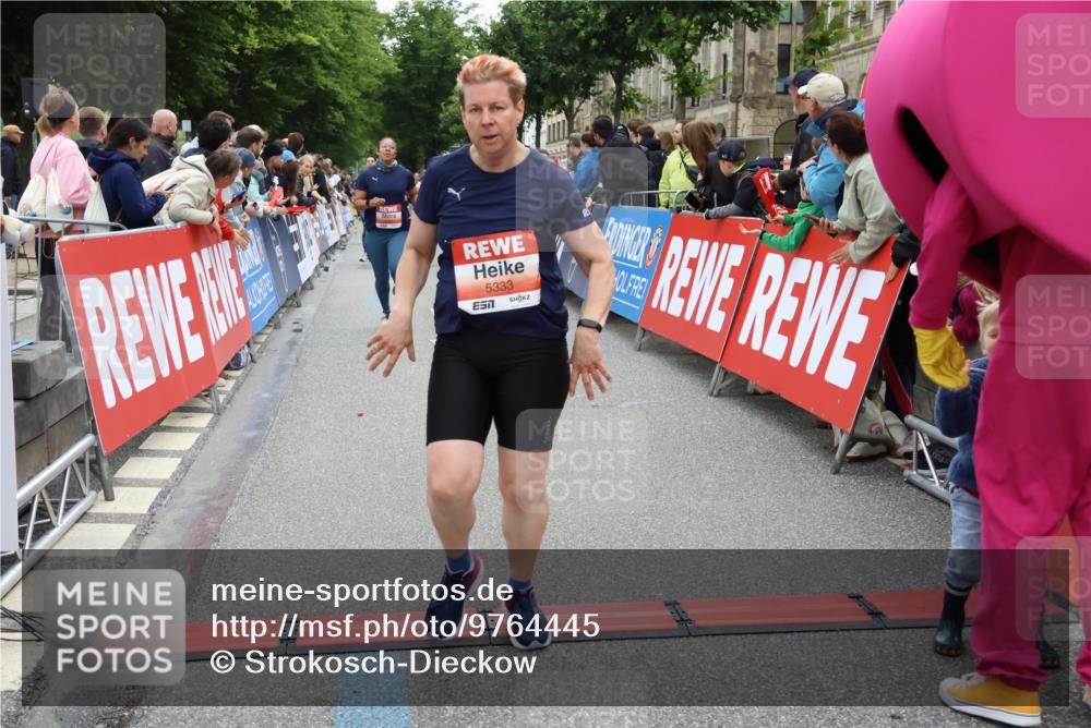 14.06.2026 - REWE Women's Run Strokosch-Dieckow http://msf.ph/oto/9764445 14.06.2026 10:57:22 Ziel 5006, 5048, 5333, 5500, 5683, 5753, 5872, 5933 meine-sportfotos.de
