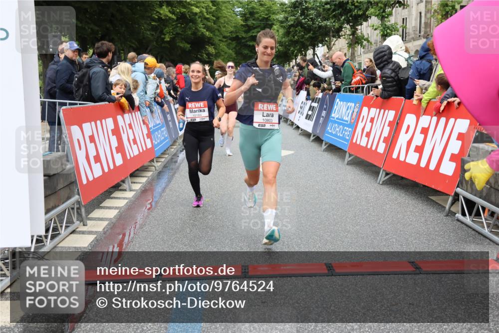 14.06.2026 - REWE Women's Run Strokosch-Dieckow http://msf.ph/oto/9764524 14.06.2026 09:51:36 Ziel 10184, 10390, 10803 meine-sportfotos.de
