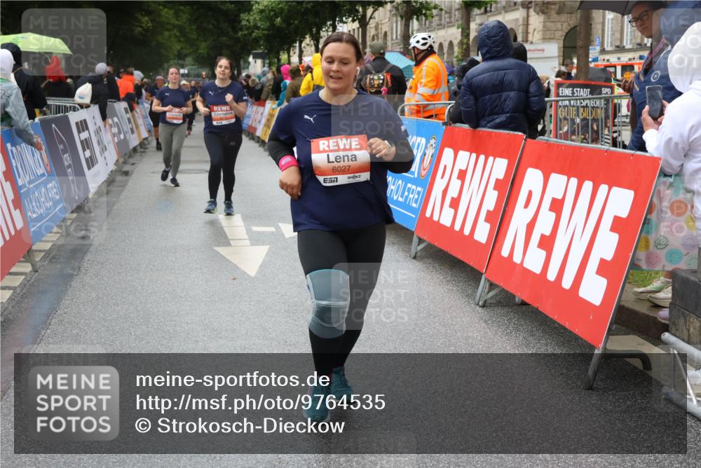 14.06.2026 - REWE Women's Run Strokosch-Dieckow http://msf.ph/oto/9764535 14.06.2026 11:11:15 Ziel 5275, 5575, 5606, 5617, 6027 meine-sportfotos.de