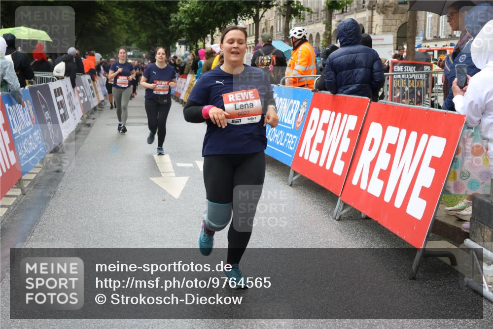 14.06.2026 - REWE Women's Run Strokosch-Dieckow http://msf.ph/oto/9764565 14.06.2026 11:11:14 Ziel 5275, 5575, 5606, 5617, 6027 meine-sportfotos.de