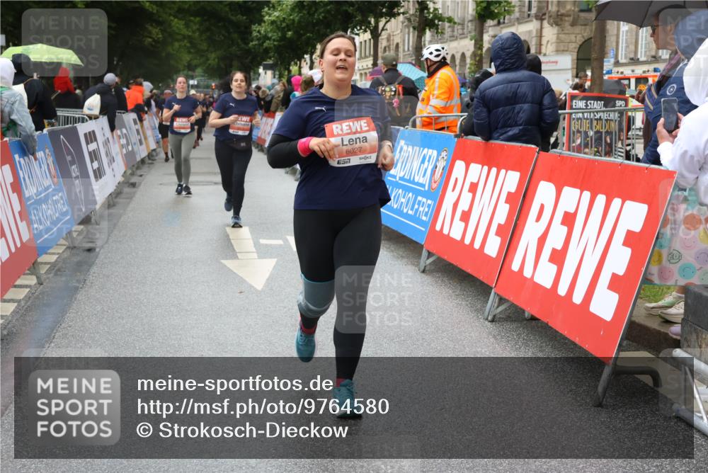 14.06.2026 - REWE Women's Run Strokosch-Dieckow http://msf.ph/oto/9764580 14.06.2026 11:11:14 Ziel 5275, 5575, 5606, 5617, 6027 meine-sportfotos.de