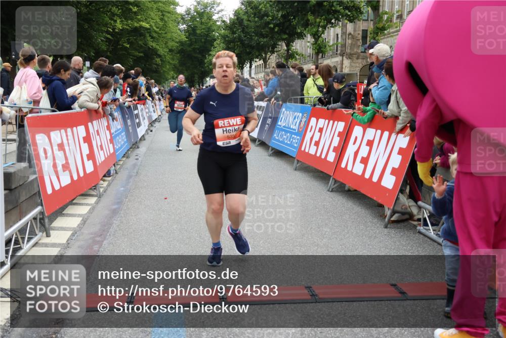 14.06.2026 - REWE Women's Run Strokosch-Dieckow http://msf.ph/oto/9764593 14.06.2026 10:57:22 Ziel 5006, 5048, 5333, 5500, 5683, 5753, 5872, 5933 meine-sportfotos.de