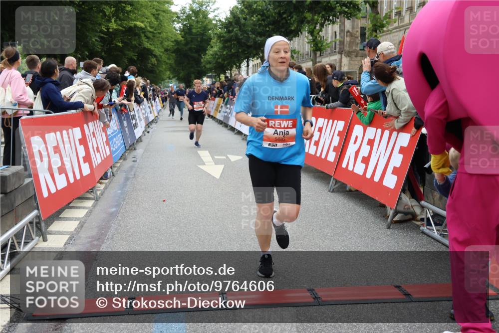 14.06.2026 - REWE Women's Run Strokosch-Dieckow http://msf.ph/oto/9764606 14.06.2026 10:57:19 Ziel 5048, 5218, 5333, 5500, 5683, 5804, 5872 meine-sportfotos.de
