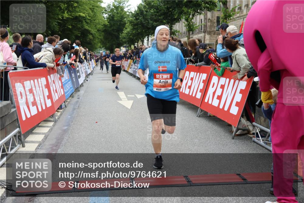 14.06.2026 - REWE Women's Run Strokosch-Dieckow http://msf.ph/oto/9764621 14.06.2026 10:57:19 Ziel 5048, 5218, 5333, 5500, 5683, 5804, 5872 meine-sportfotos.de