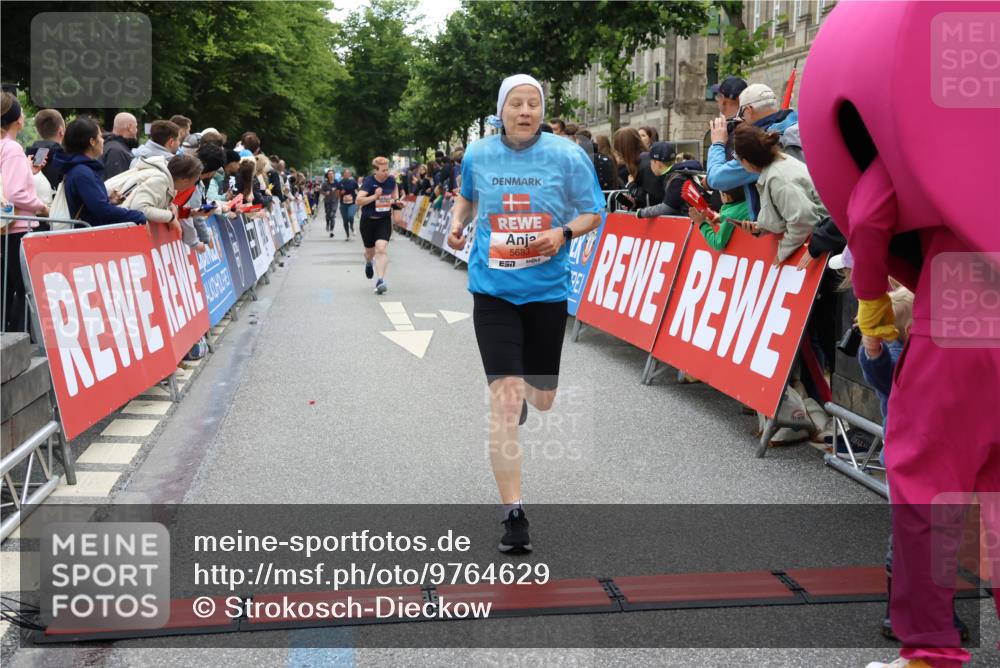 14.06.2026 - REWE Women's Run Strokosch-Dieckow http://msf.ph/oto/9764629 14.06.2026 10:57:19 Ziel 5048, 5218, 5333, 5500, 5683, 5804, 5872 meine-sportfotos.de